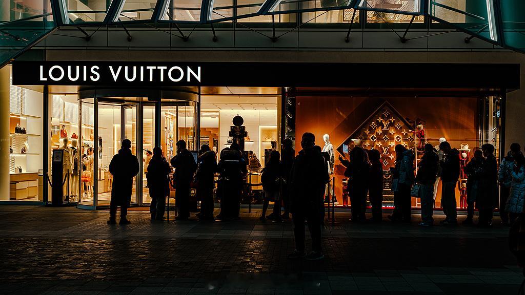 LVMH第三季度增速几乎归零 时装皮具跌5%，奢侈品也卖不动了👜LVMH发布三