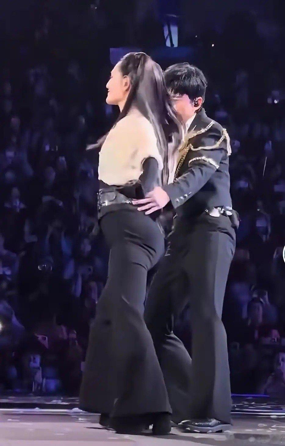 不看张杰的演唱会我还不知道我只想默默的说一句话原来就算是大明星谢娜，也避免不了生