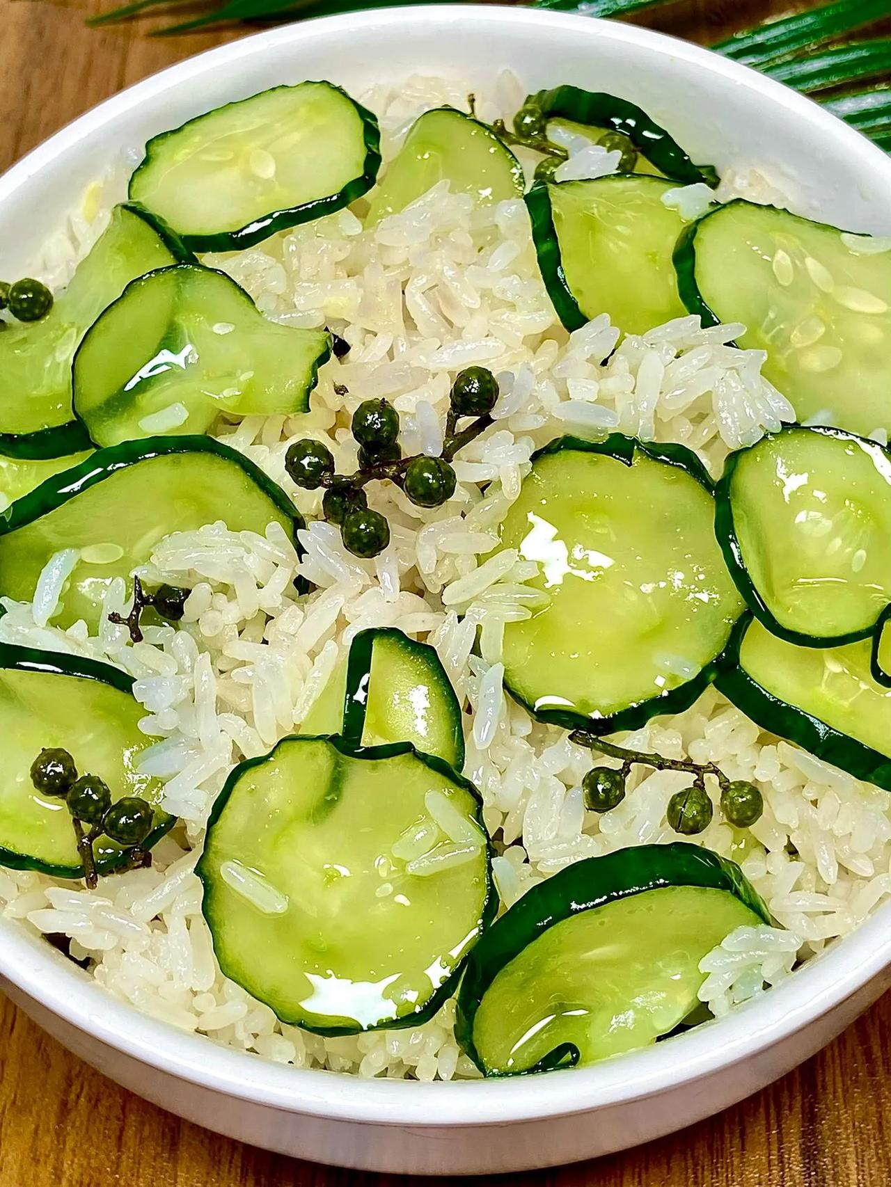 教你做这个黄瓜炒饭，真的是太好吃啦~
       天气太热啦家人们，你们那边热