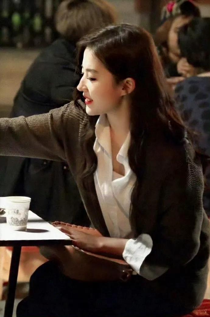 人生就像下象棋
拿你有的 换你要的
这个世界一直如此
很残酷 却公平
万般皆是命