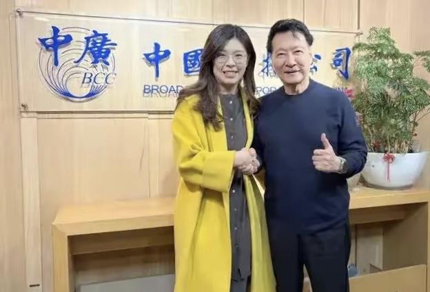 赵少康最近变了！从他最近主持节目的氛围来看，不再抱怨与焦虑，而是变得开朗与坚定。