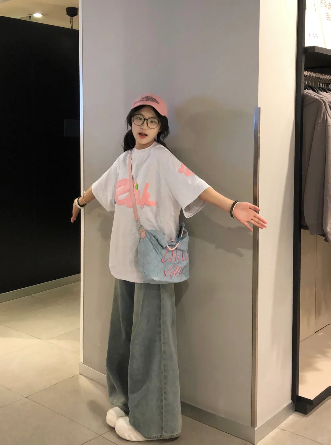 入夏的第一件花灰色短袖好好看！🔒住啦！！！