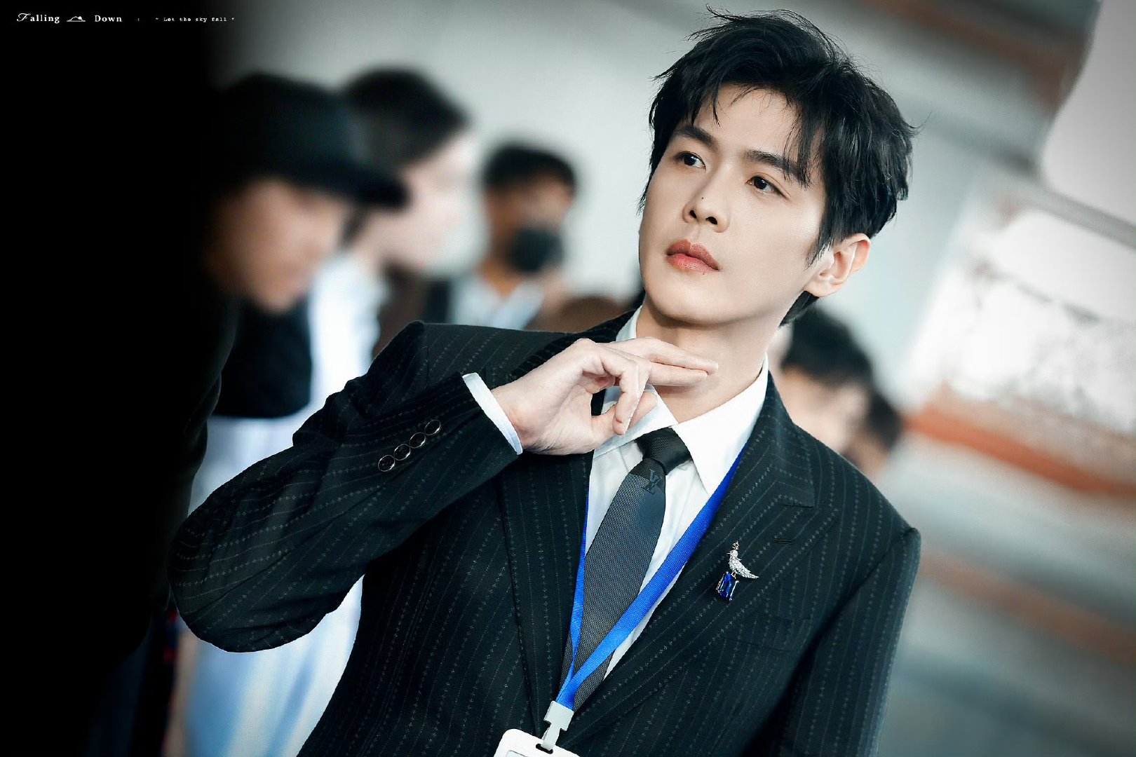 张若昀求你把黑色西装焊身上张若昀人夫感的神张若昀你别太会了！黑色西装一穿，绅士感