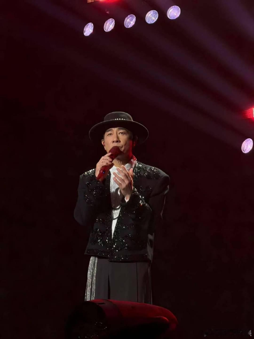 陈小春现身春晚联排 瞧瞧！陈小春现身春晚联排现场，下班跟大家热情互动，蛇年歌声惊