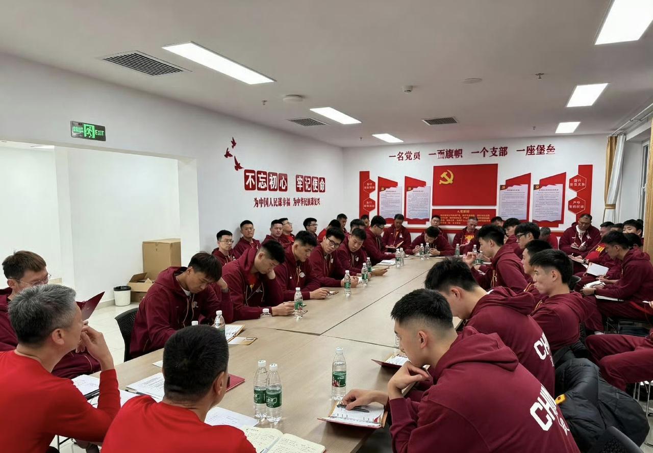 这帮球员从小就没怎么学习，到国家男篮还得文化课学习，球打不好了还得写检讨。几千字
