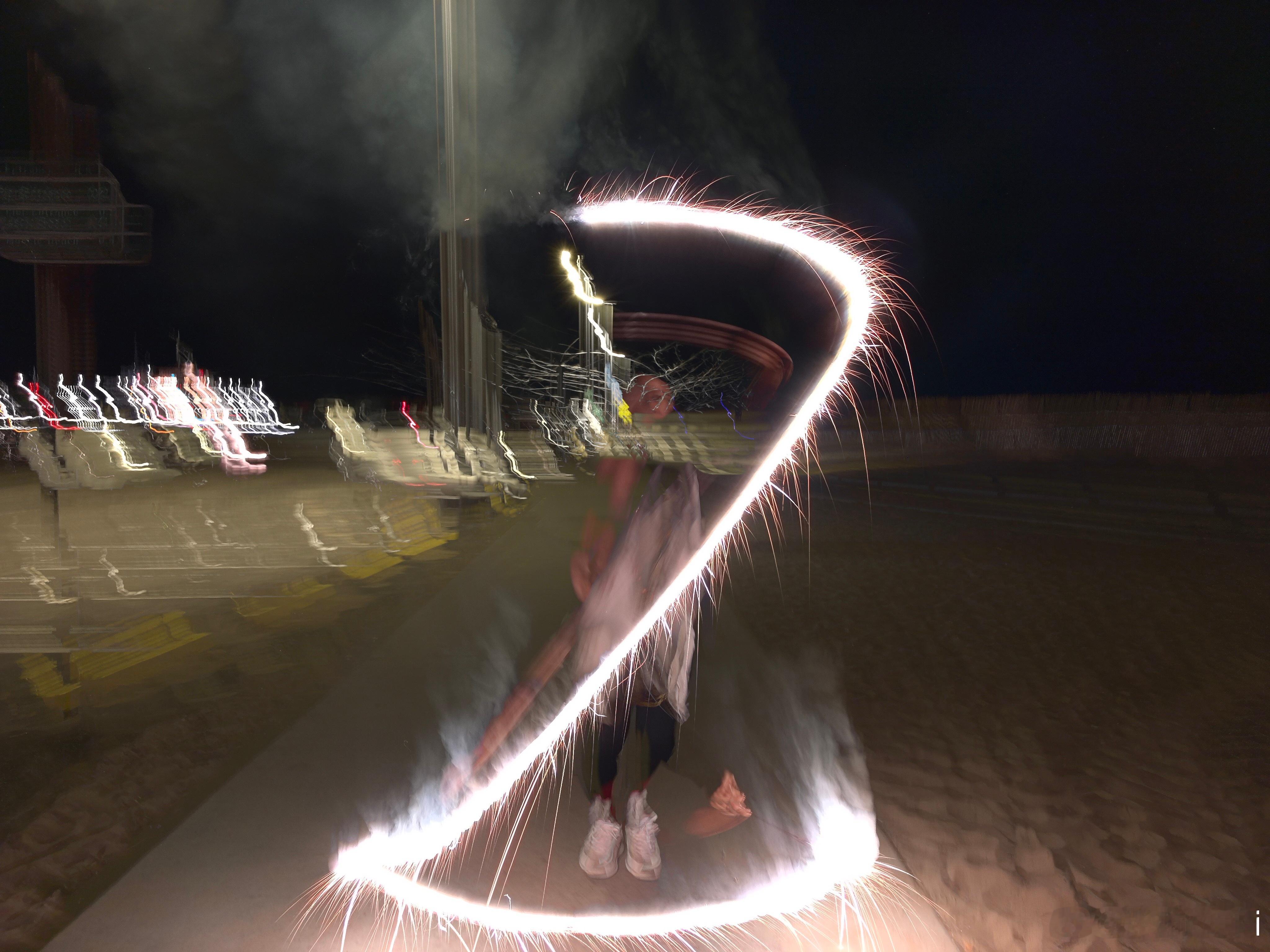 半夜呲个花，气氛整到位！祝大家 马年大吉！睡稳吃香拉的畅！好心情 美国·Sant