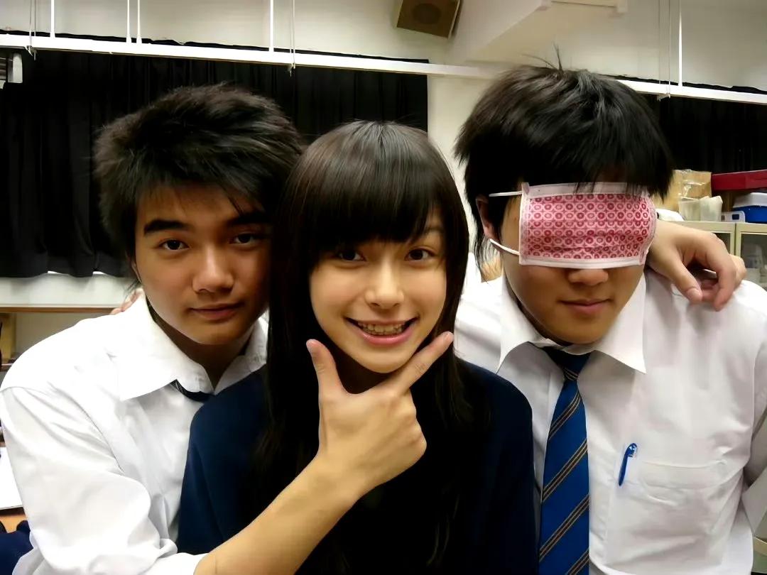 鼻姐从高中就很漂亮了啊，她确实是只整了牙，五官没啥变化，最重要的是，这个眉骨和面