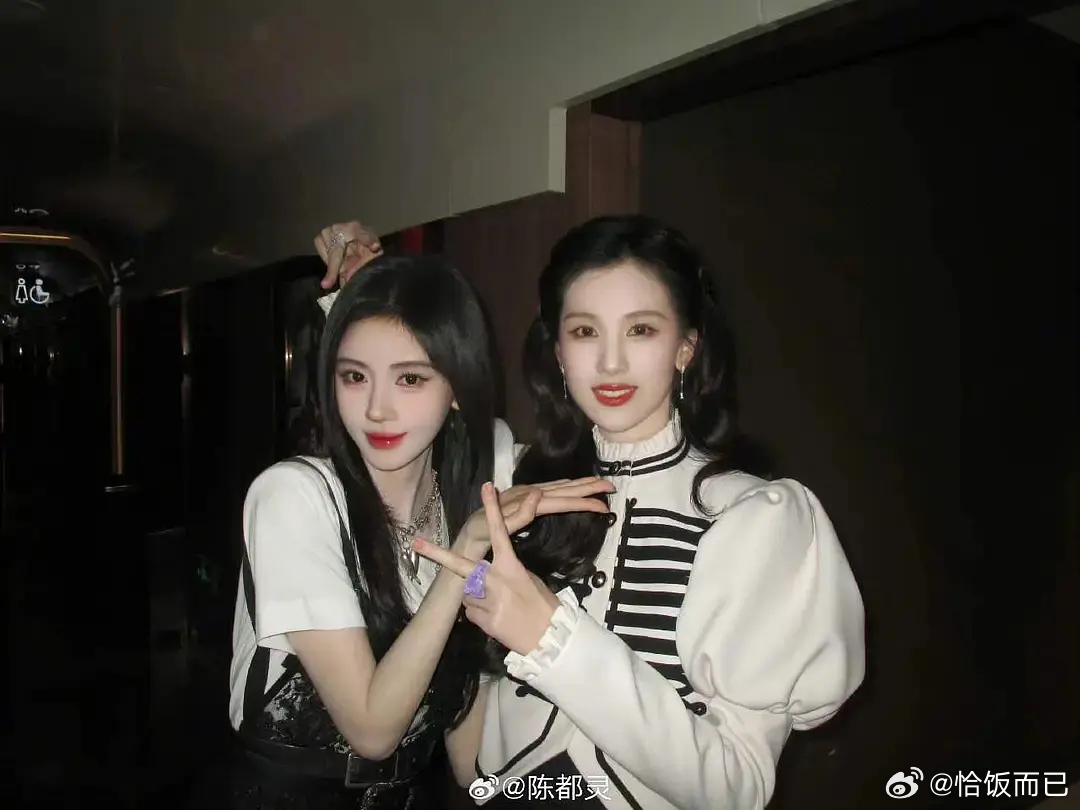 什么情况 鞠婧祎陈都灵互关了！刚好还是老嘟的第251（爱芜衣）个关注