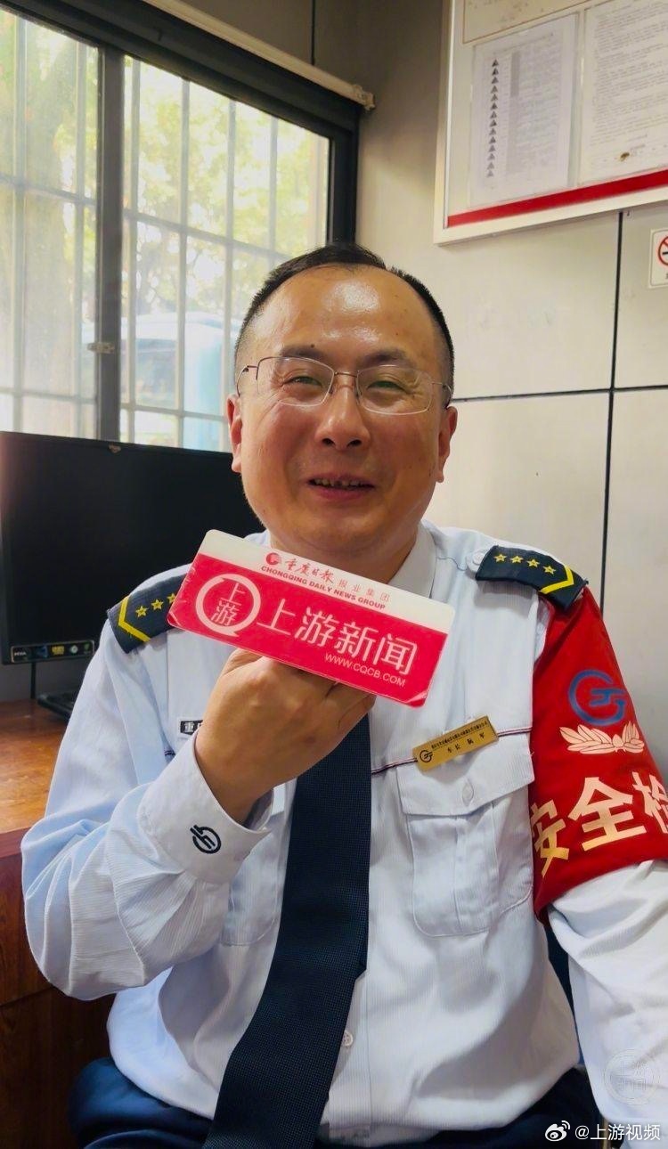 【#重庆192路公交师傅火了#！一句“我等你”暖透车厢】#公交司机常年准备10把