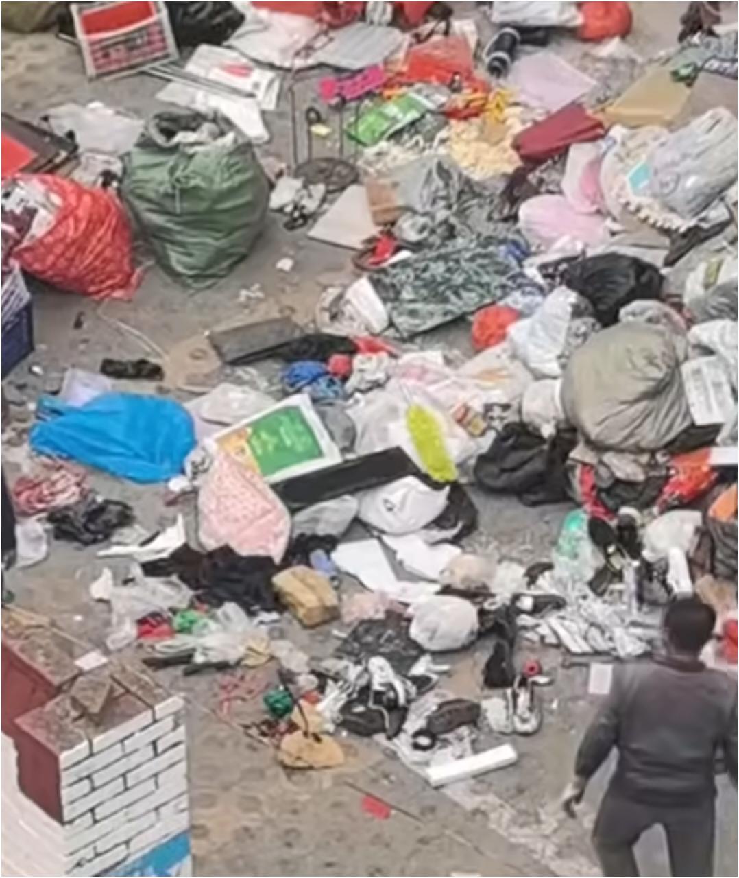 一奶落万奶升，受不了家里老人捡垃圾，叫上垃圾车一口气全拉完，只有一个省吃俭用的老