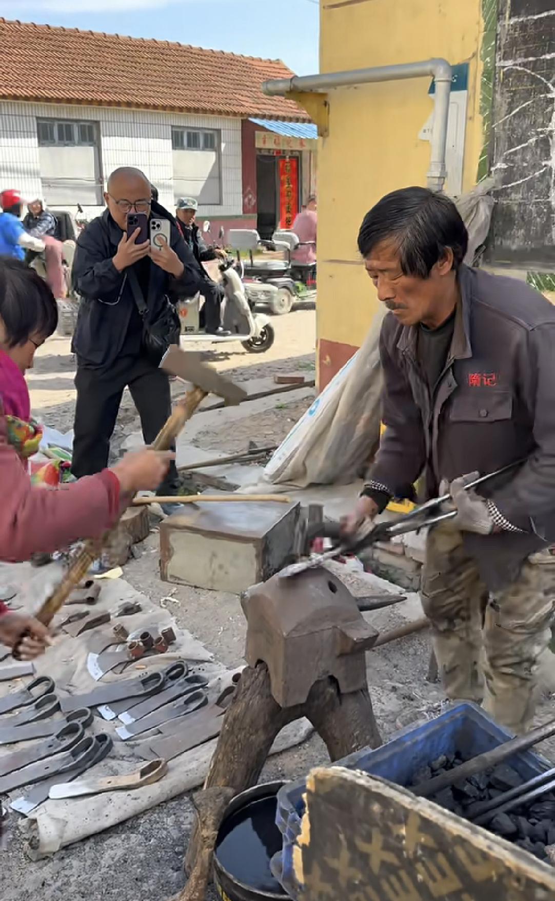 打铁
我很喜欢看打铁的视频，快节奏的叮叮当当里是百炼成钢绕指柔 ，农家里铁锨、镢