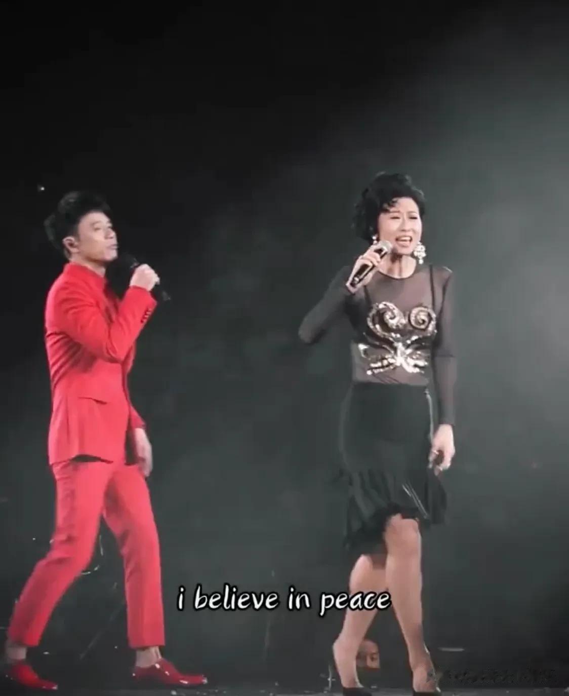 &叶倩文助阵&李克勤演唱会，63岁依然身材火辣，唱功丝毫不减，不愧是四大天后之一