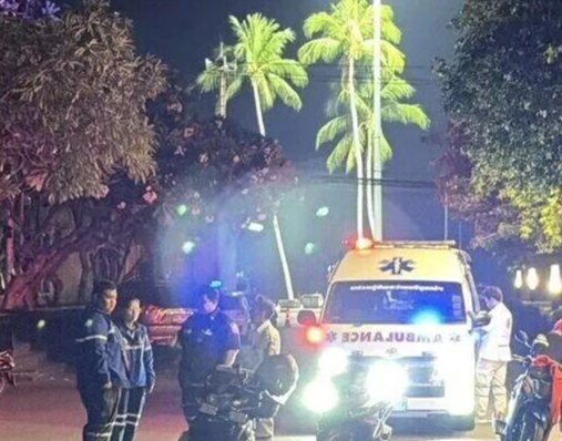 【#中国男子泰国酒店门前被撞身亡#：坐在路边系鞋带，友人倒车没看到他】#男子泰国