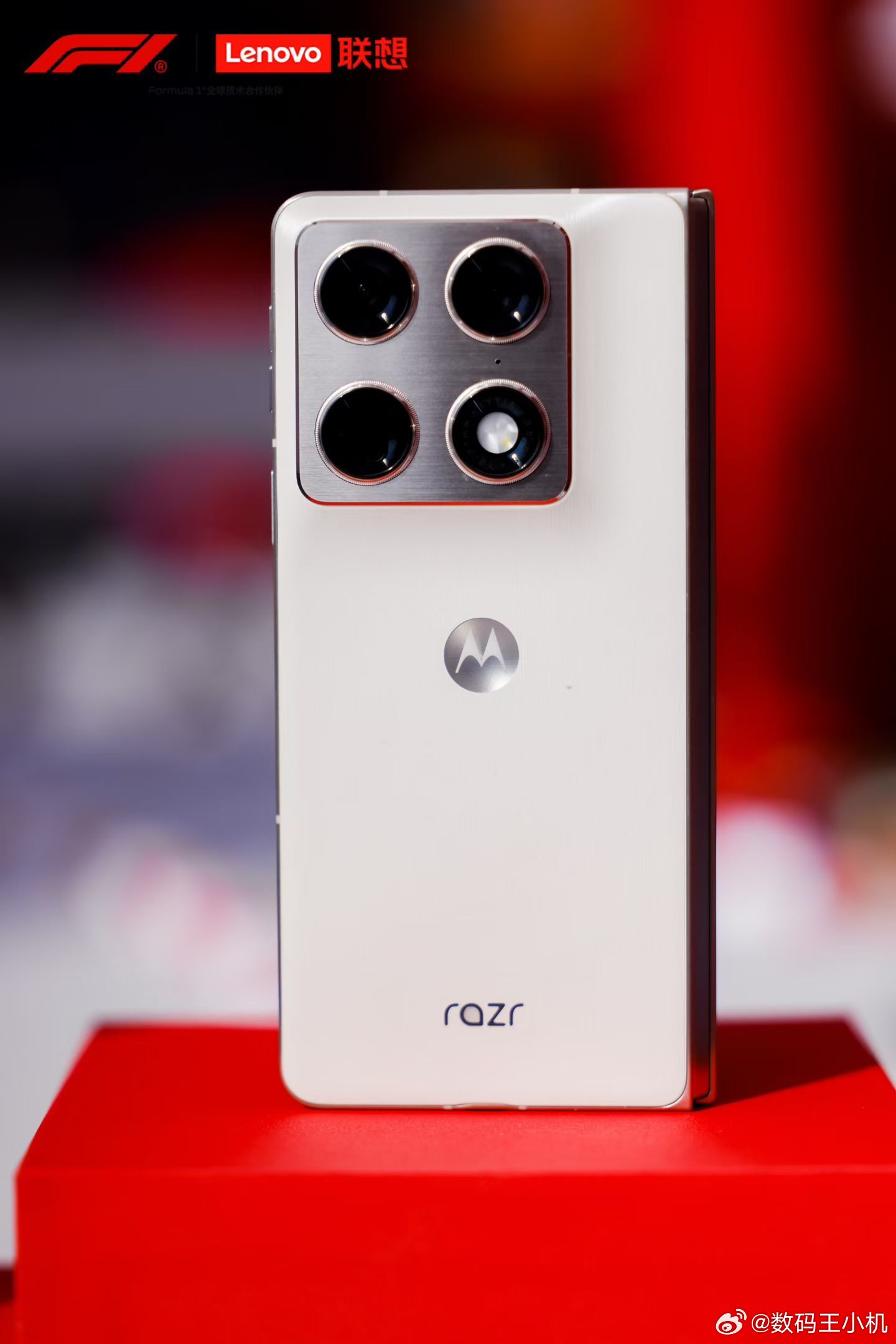 Motorola 联想moto razr fold折叠屏AI手机首秀亮相F1，这