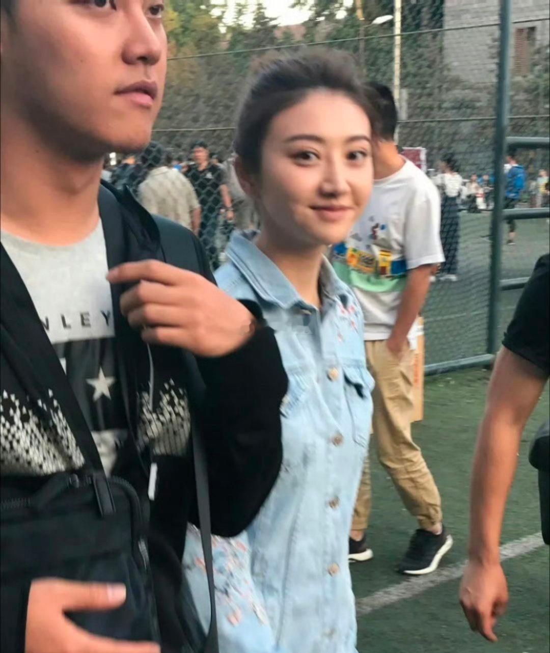 景甜这颜值太能扛了，就算是路人原相机也是超美。搞不懂为啥会看上孙宇晨 ​​​