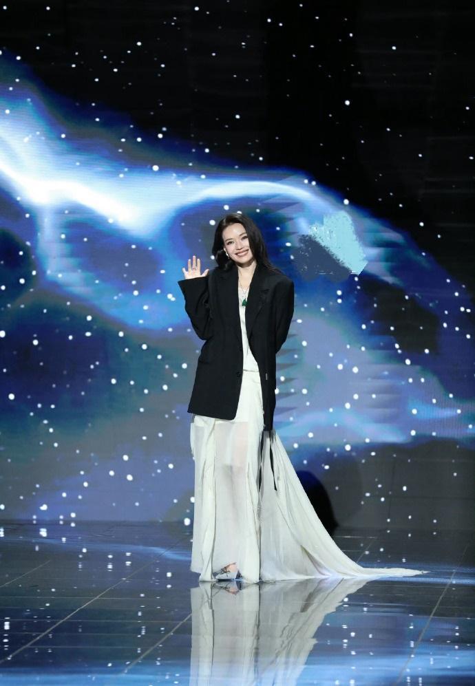 最近舒淇在出席活动的时候搭配的很漂亮，看起来也格外的美，不得不说她真的是个不老女