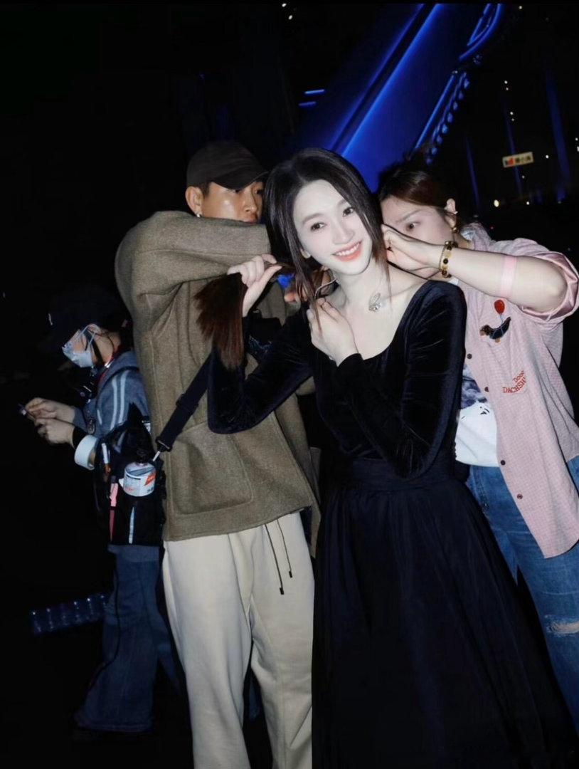 李小冉素颜白得发光 真的会被李小冉的素颜状态惊到！白到跟旁边人不是一个色号的，皮