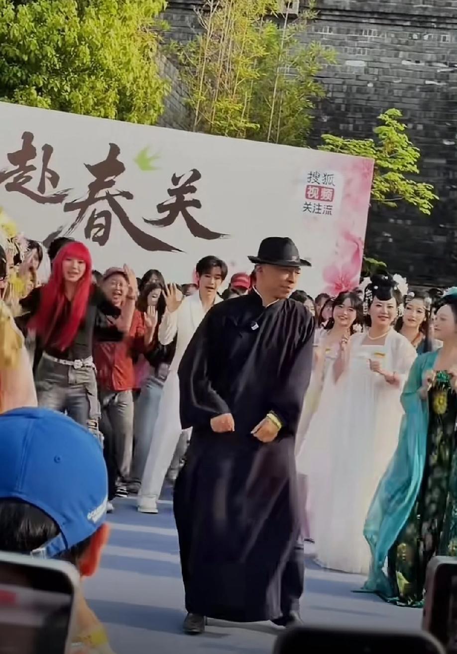 中国最成功的企业家没有之一！搜狐创始人现任老总张朝阳。
首先，张朝阳绝对是国内企