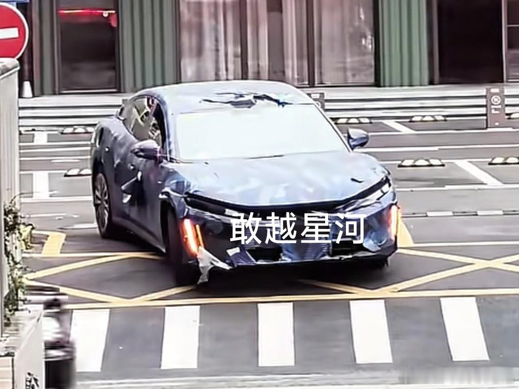 大汉下面的獠牙灯也被拍到了~ 