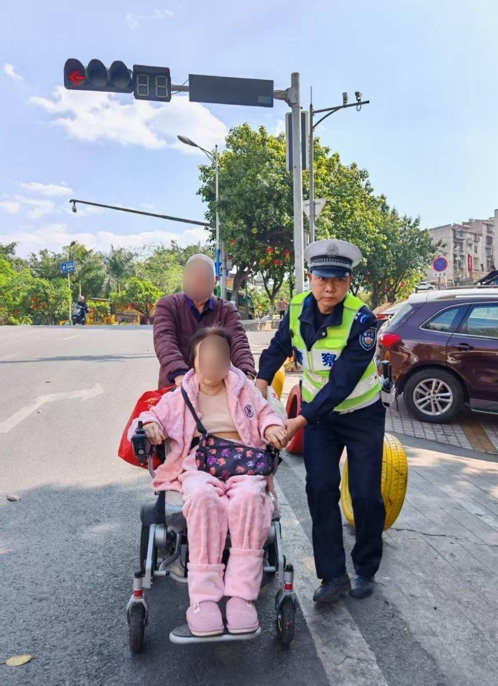 近日，交警四大队执勤民警在路面执勤时，发现一名坐轮椅的群众过马路困难，执勤警员立