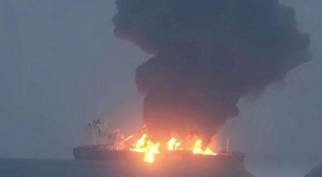 火光冲天

美以挑衅始作俑，
偷袭伊朗启战争。
以为得计可霸道，
奈何反噬难适从