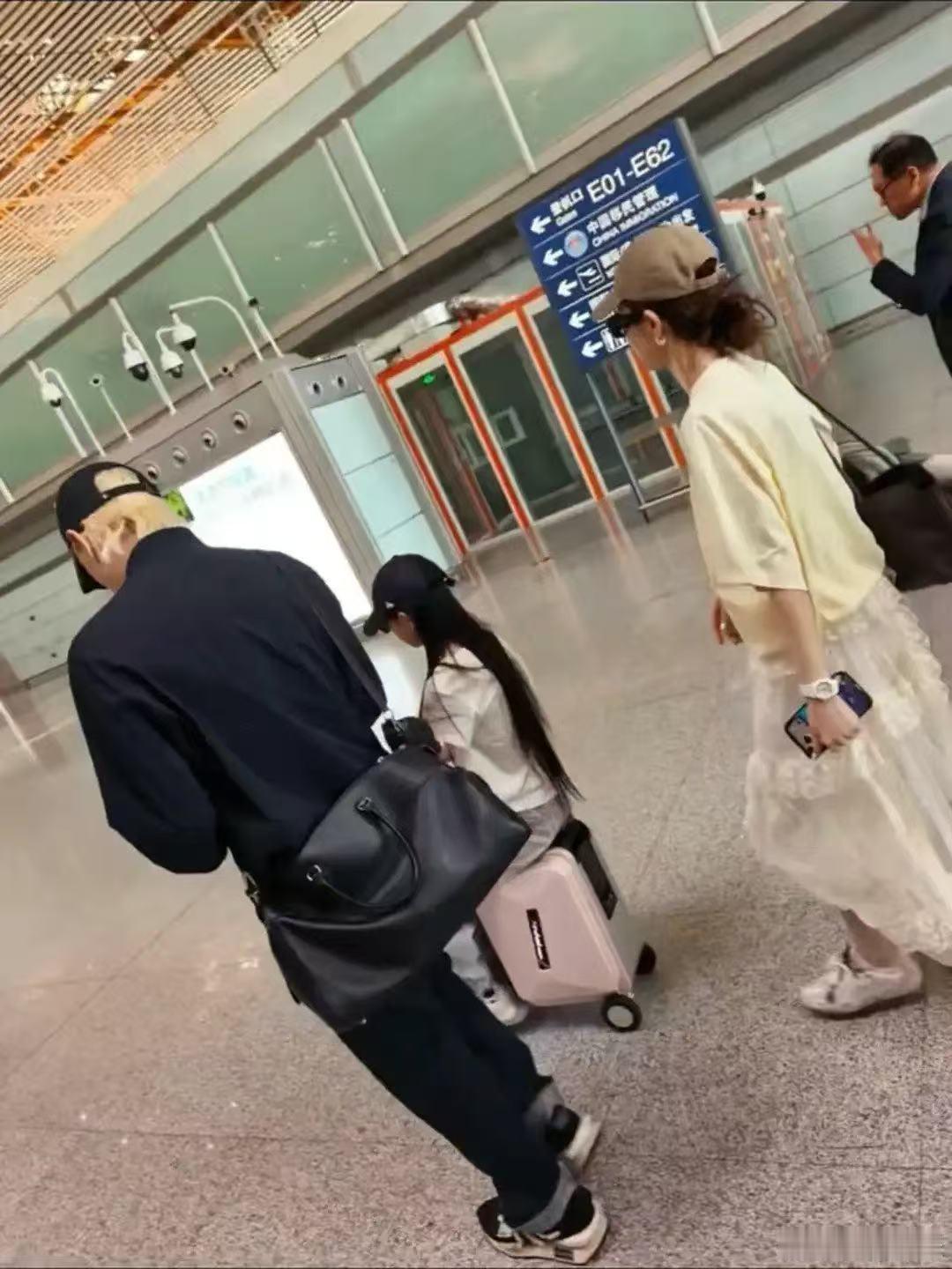 韩国机场偶遇戚薇一家三口11岁Lucky就像迷你版戚薇网友韩国机场偶遇戚薇李承铉