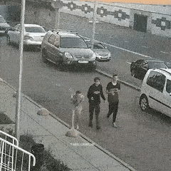 几个年轻男子，为了在几个年轻女孩面前表现自己的能耐，居然以破坏公共物品的方式，来