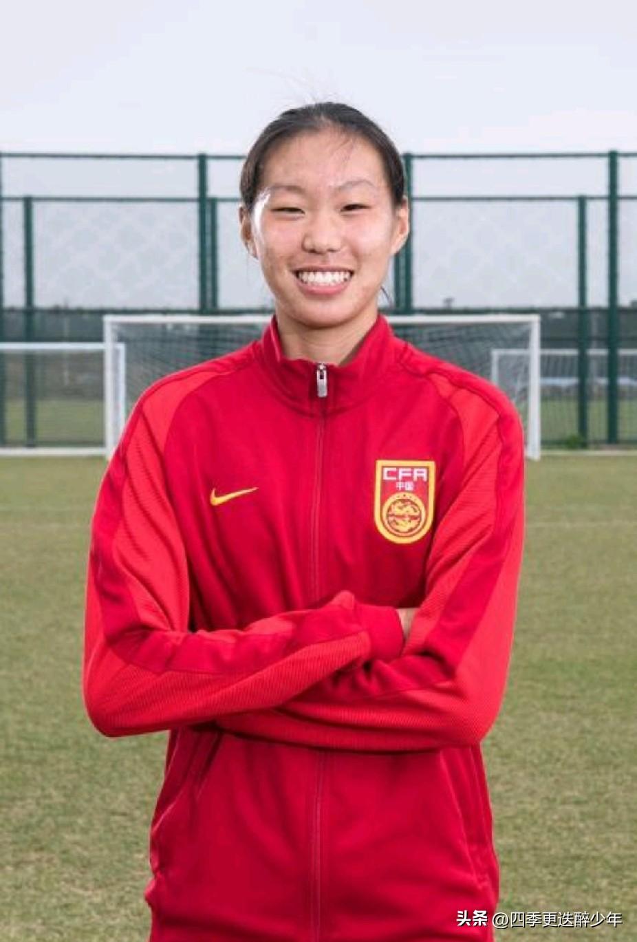 中朝女足亚洲杯第三轮遭遇战：
中朝女足已开踢，
面对强手需奋起。
女足精神依然在