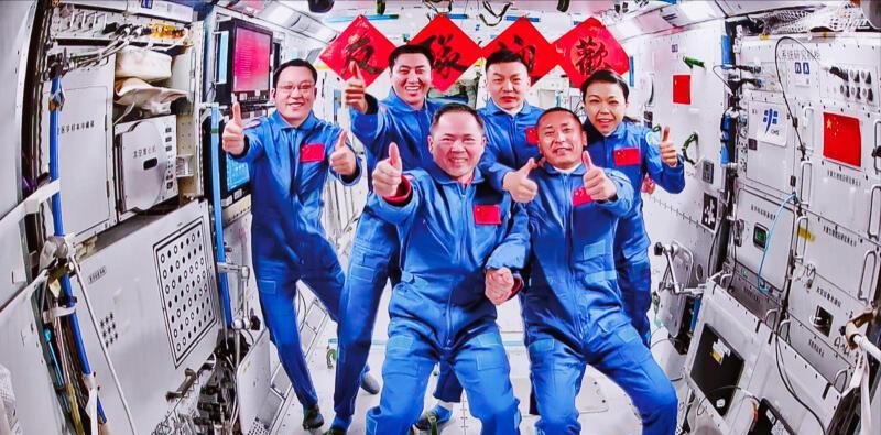 喜讯！

5月25日清晨5时13分，神舟二十一号航天员乘组打开了中国空间站的"家
