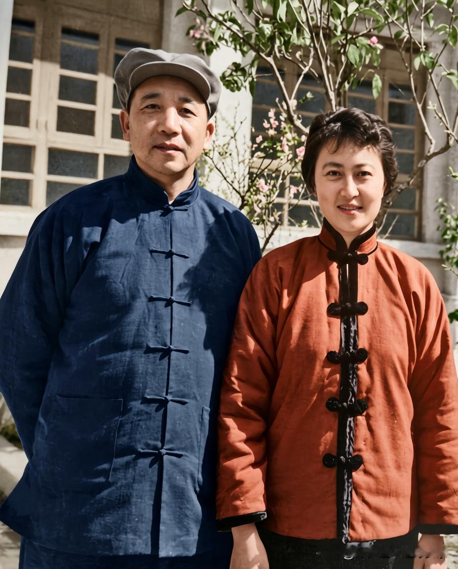 这是秦基伟将军和夫人唐贤美在昆明的一张珍贵合影，拍摄于一九六七年。这可不是影视剧