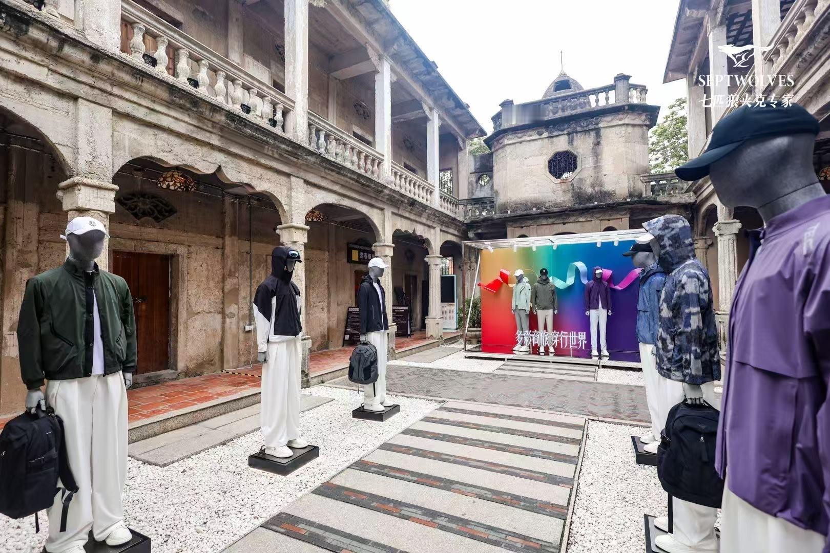 姜育恒《再回首》响起的那一刻，七匹狼这场大秀的乡愁也涌了上来...漫天信笺从光影