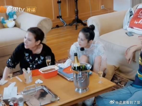 谢娜问程莉莎：郭晓冬不是给你说过我养你吗？程莉莎：他一直养我啊。谢娜：就你觉得是