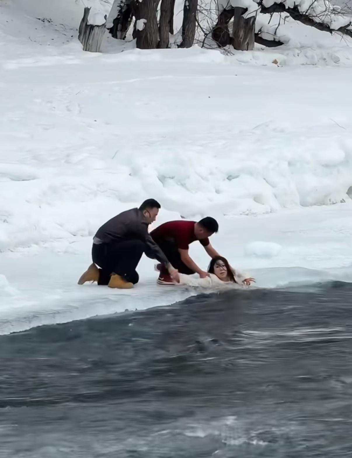 喀纳斯救落水的母女的红短袖小哥找到了
这个视频看过，我真的惊心动魄
觉得这个世界