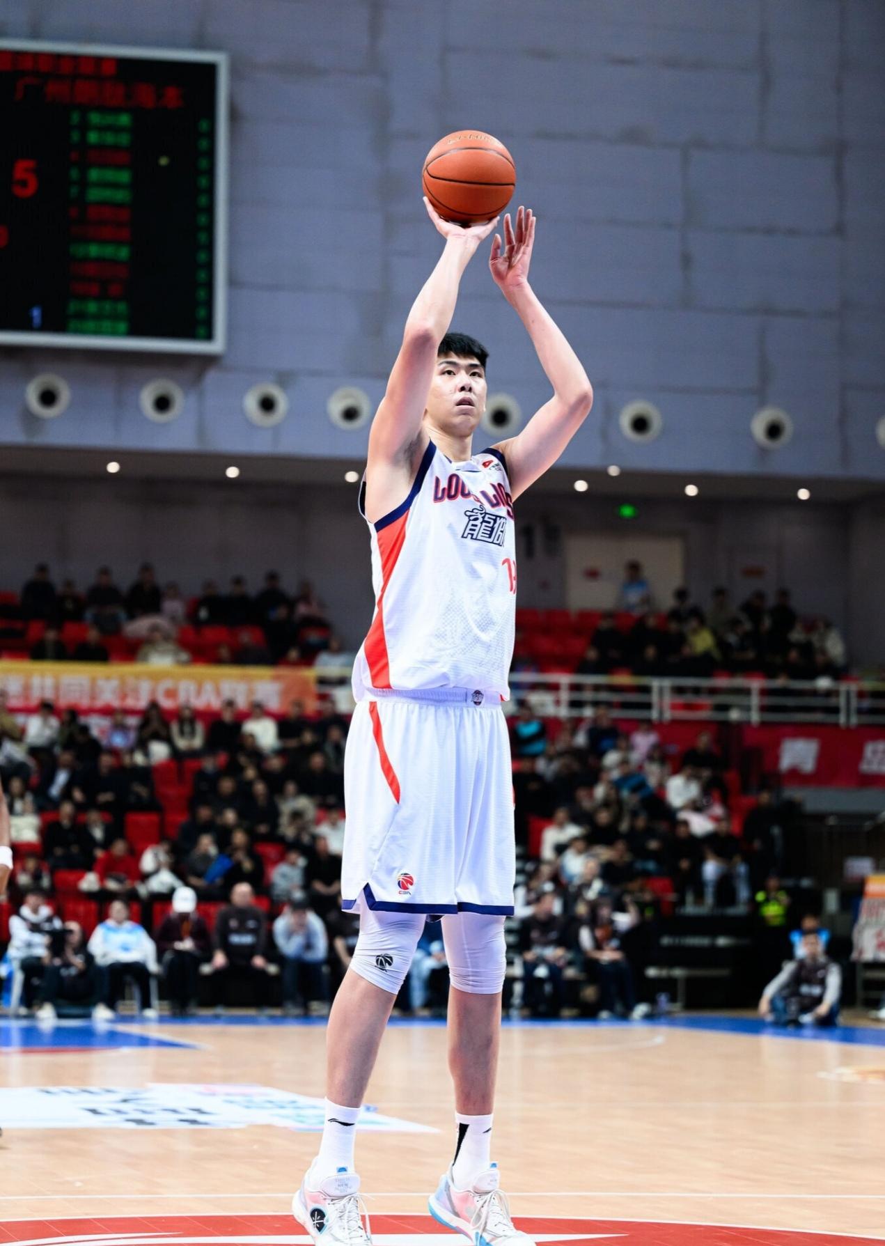 徐昕22岁，身高2.26米、体重122公斤！广州龙狮的中锋。CBA场均11分8.