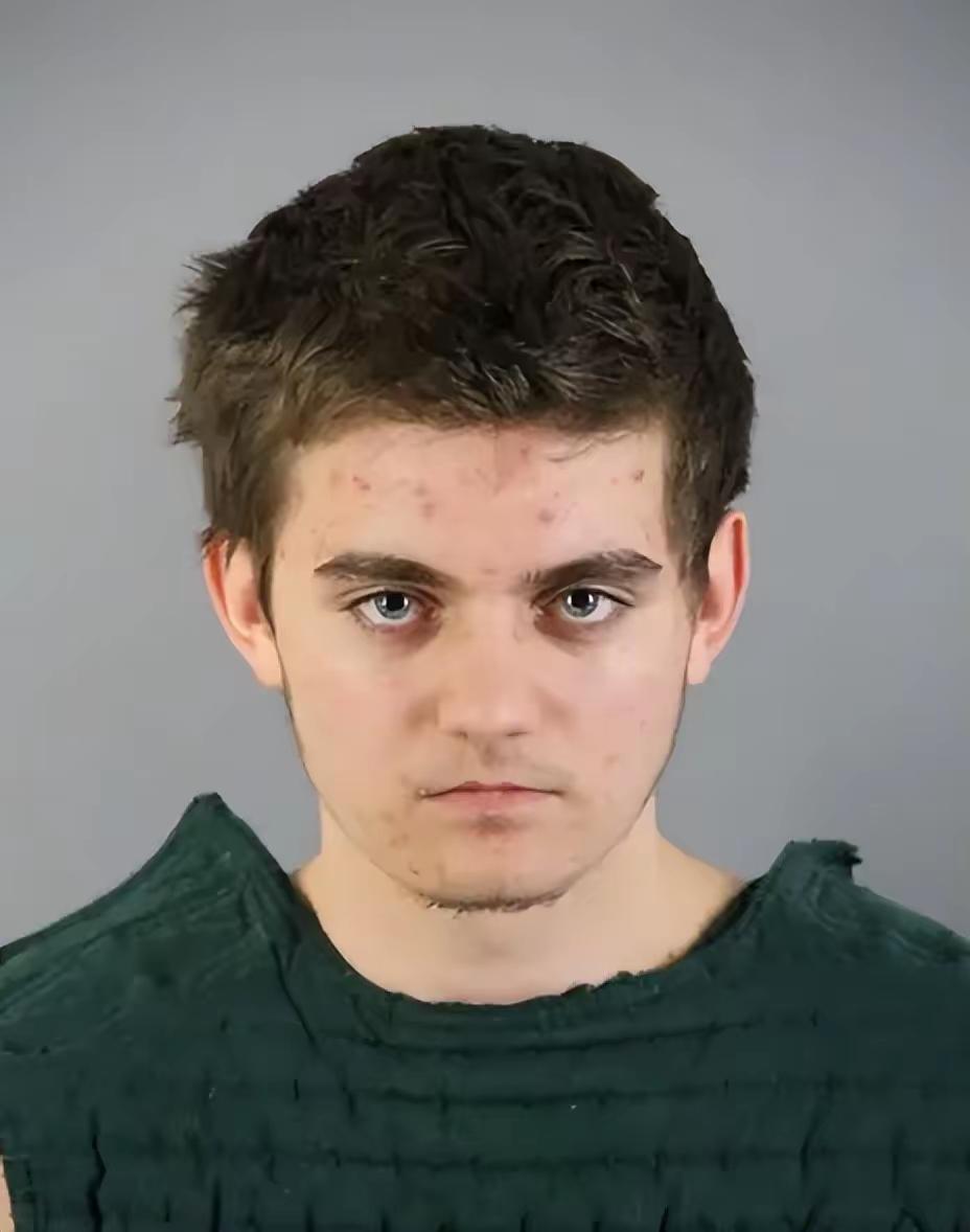 美国18岁青年去年杀害了自己的父母，目地是杀了他们可以拿到家里的钱，有了钱以后就