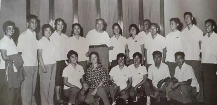 1970年，毛主席来到人民大会堂，与服务人员在一起，合影留念，永恒的回忆！ ​​