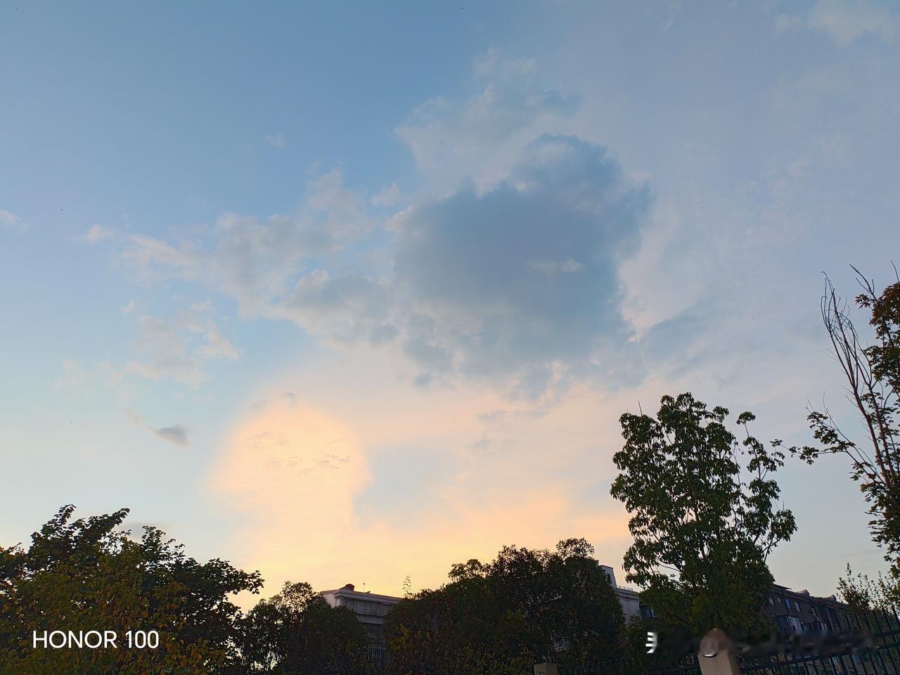 晒图笔记大赛 夕阳西下，云彩真漂亮。