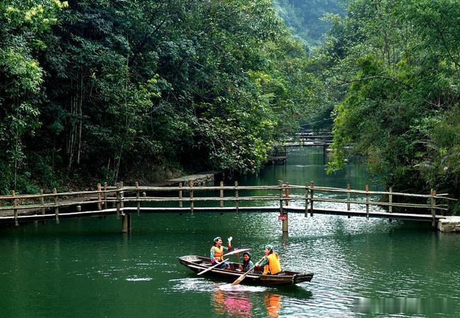 【万绿谷】万绿谷是万绿湖环湖公路上第一个原生态自然渔村，拥有尘封了半个世纪的绿色