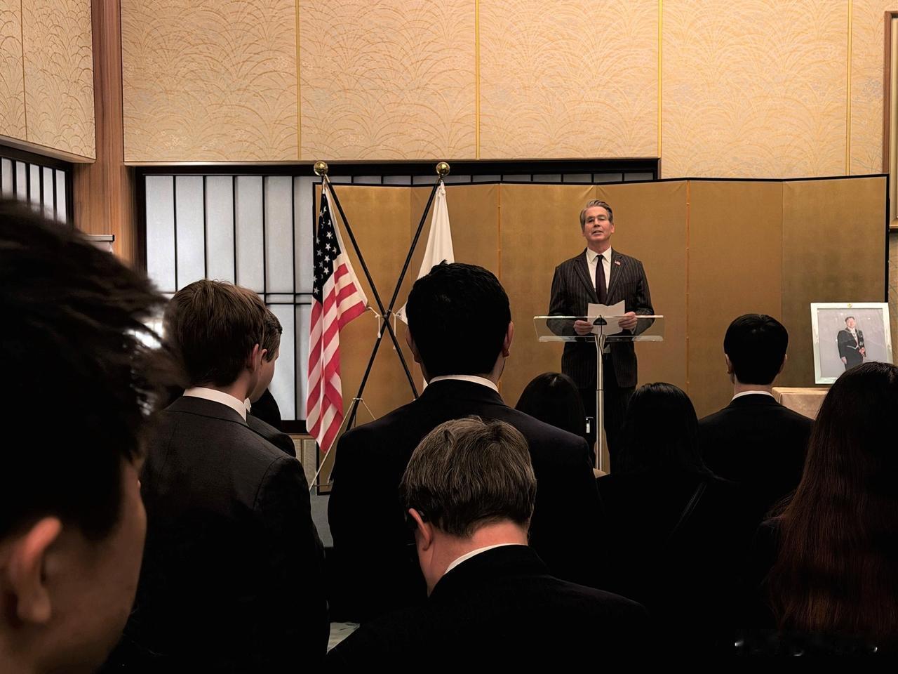 美国财长贝森特今天发文说：“我感谢日本驻美大使馆邀请我庆祝日本天皇陛下的诞辰。正