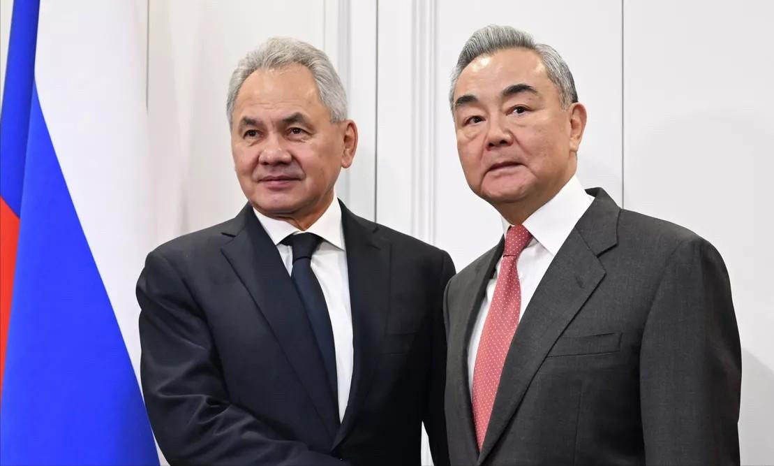 战斗民族太直接了！
12月2日，俄罗斯安全会议秘书绍伊古在莫斯科与王主任举行了会