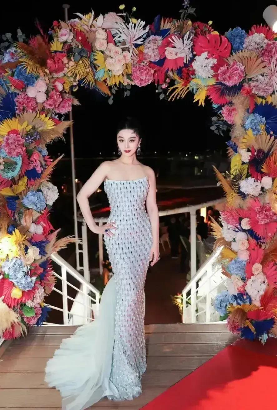 不得不说戛纳最漂亮的女神非她莫属！
论颜值和气质，至今无人超越！
范爷赢麻了！