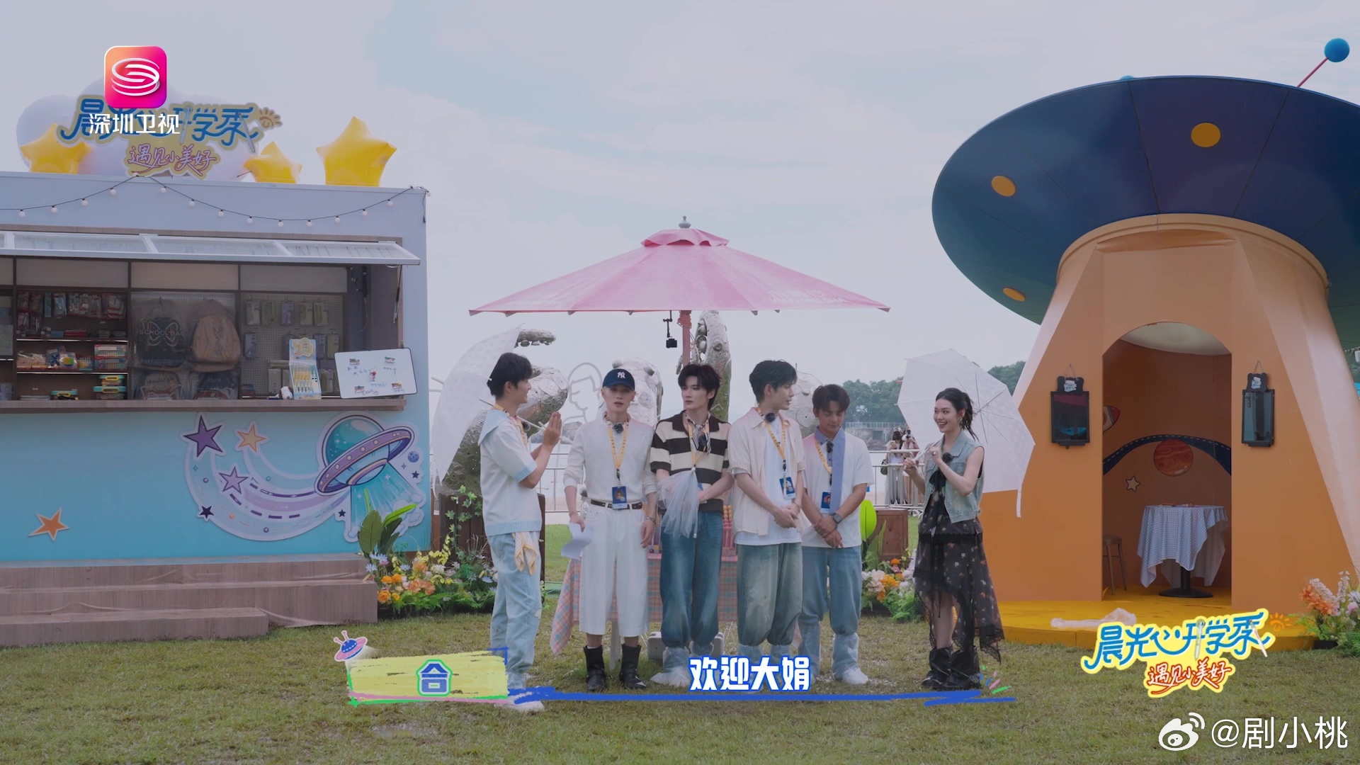 丁真的幽默感直线飙升丁真忽悠段奥娟去仓库搬货那段真的能笑死。看着他一本正经地安排