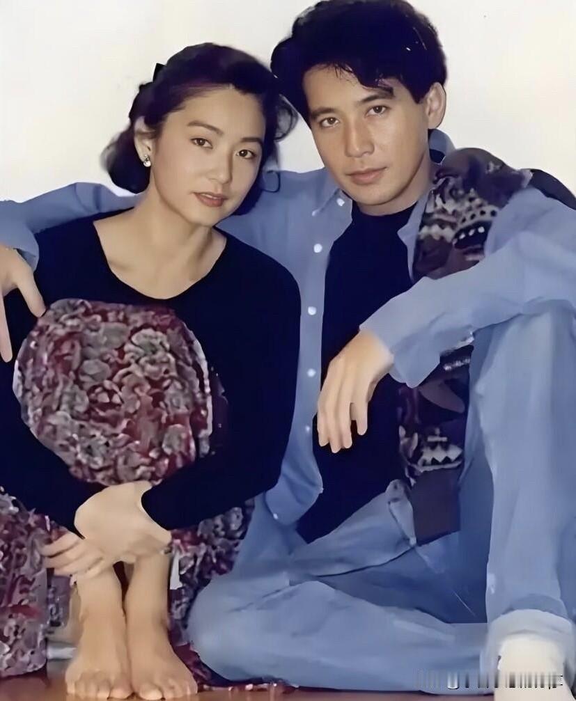 林青霞不愧是娱乐圈里的顶级美人，她年轻的时候五官特别精致，皮肤也细嫩的，身材完美