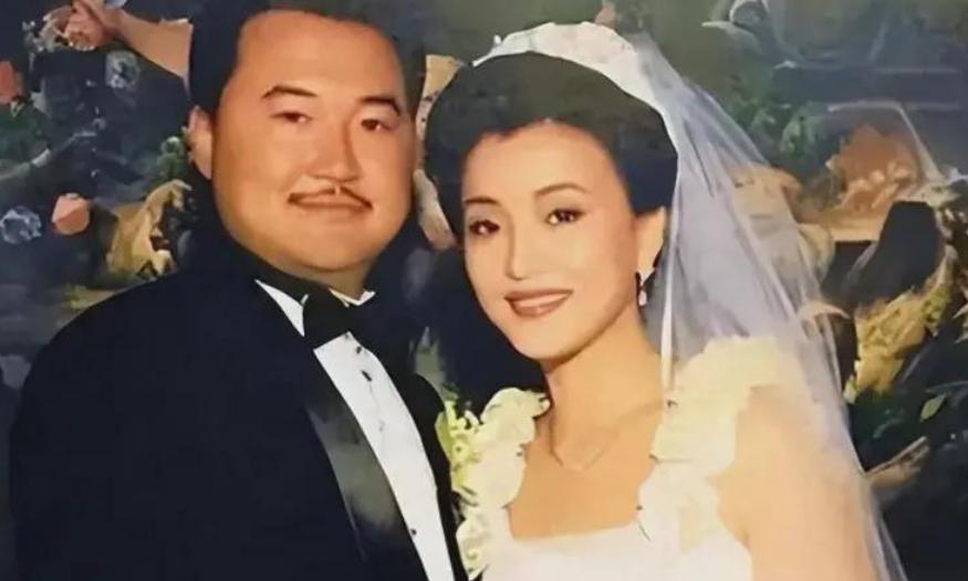1994年，26岁的杨澜非要和银行上班的丈夫张一兵离婚，转身嫁给了体重200斤，