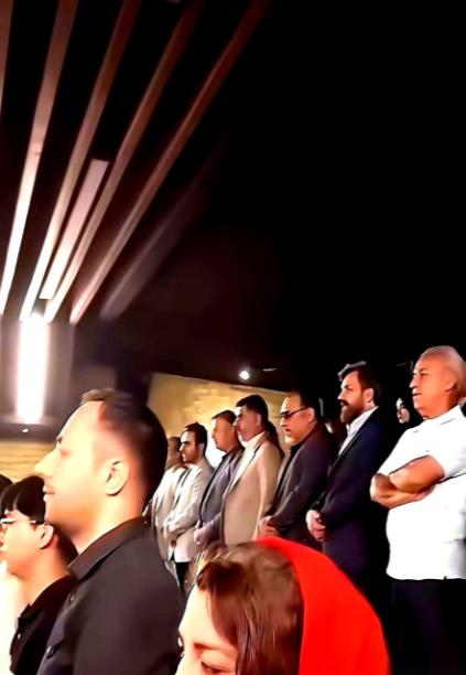 你知道伊朗人现在怎么看我们吗？他们说，放眼全球，几十年里，真正把美国人从战场上打