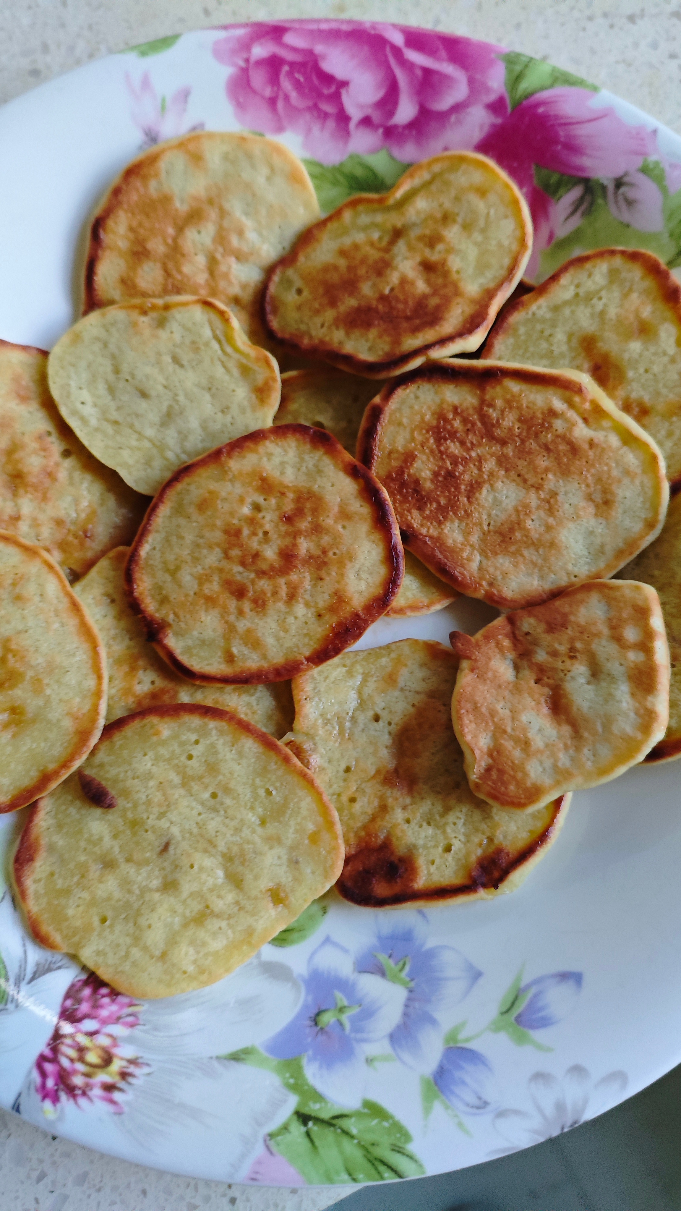 早餐。香蕉饼，昨晚还剩几个煎的汤圆，我用烤箱烤了，很酥脆！ ​​​
