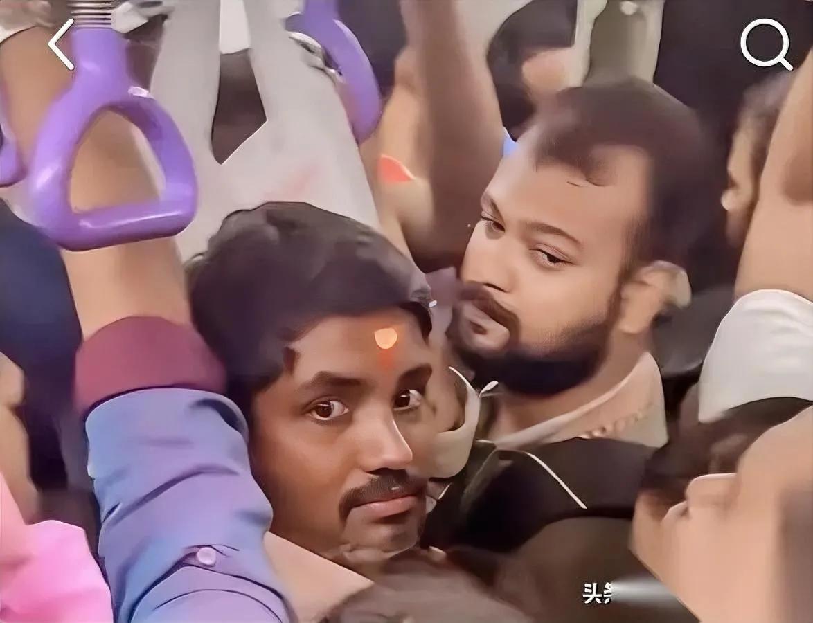 服了！印度游客来华操作

地铁脱鞋还随地大小便？

逛街抢座、喧哗不排队，这些“