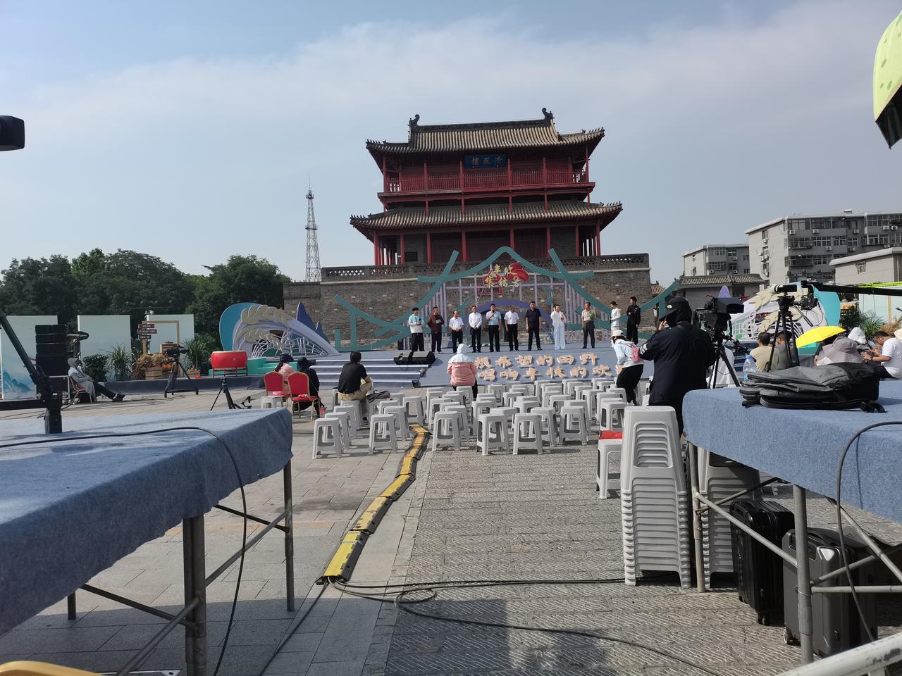 丰收集结号
邢台清风楼前广场
央视正在进行节目录制
节目精彩纷呈
节目组人员
战