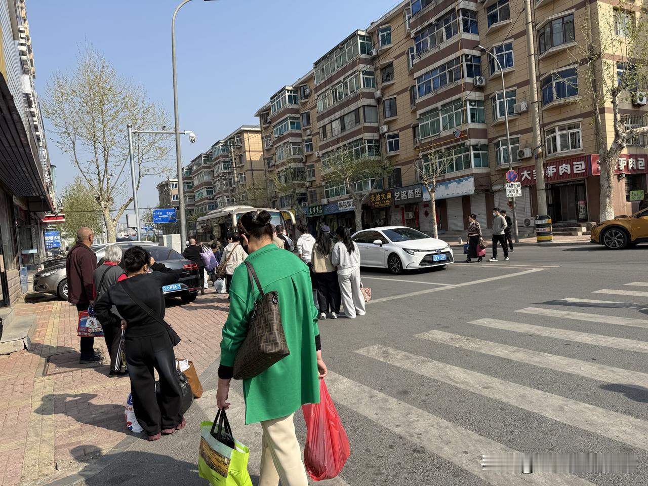 今天是五一，没有回家的游子等车。这里是普兰店医药公司门前，自发形成的候车点。等车