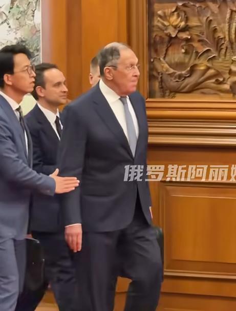 走路都需要人扶！这次来中国拉夫罗夫看起来衰老了很多

4月14号当天，俄罗斯外长